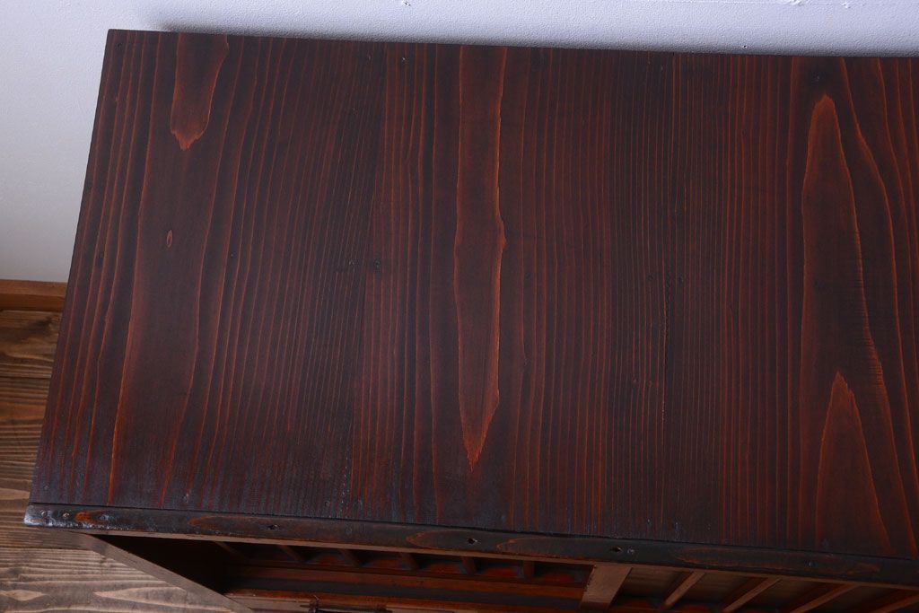 アンティーク家具　古民具・骨董　漆塗り!縦桟引き戸の和製アンティーク収納棚