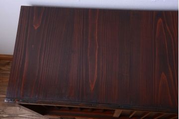 アンティーク家具　古民具・骨董　漆塗り!縦桟引き戸の和製アンティーク収納棚