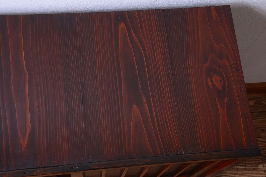 アンティーク家具　古民具・骨董　漆塗り!縦桟引き戸の和製アンティーク収納棚