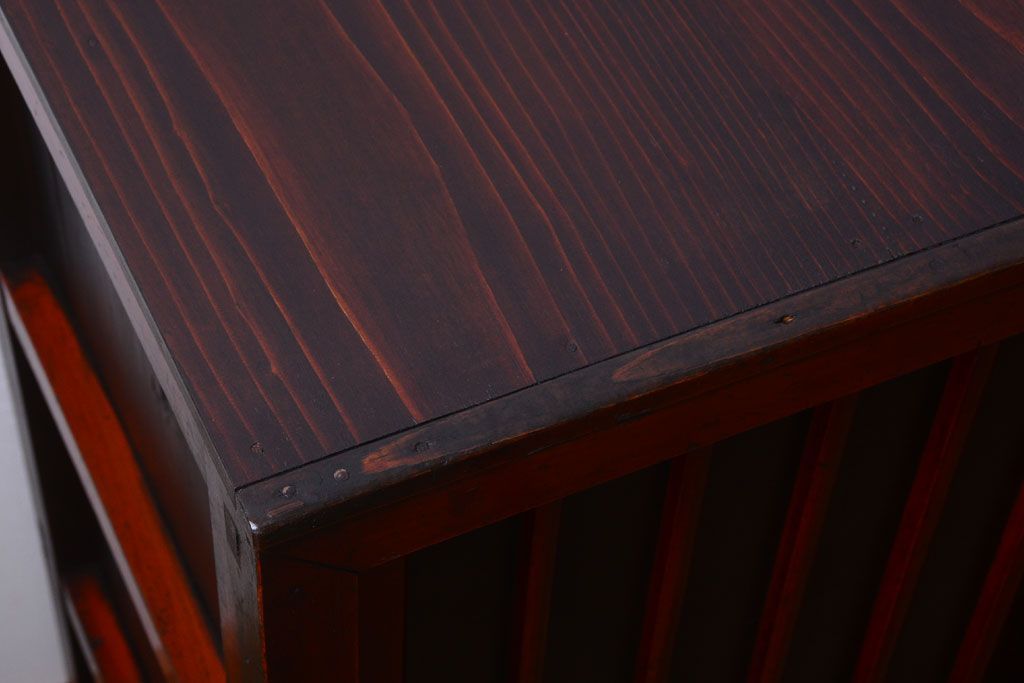 アンティーク家具　古民具・骨董　漆塗り!縦桟引き戸の和製アンティーク収納棚