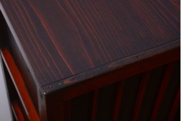 アンティーク家具　古民具・骨董　漆塗り!縦桟引き戸の和製アンティーク収納棚