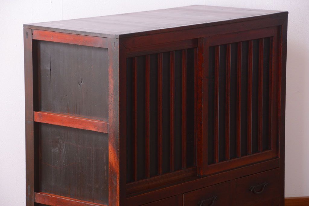 アンティーク家具　古民具・骨董　漆塗り!縦桟引き戸の和製アンティーク収納棚