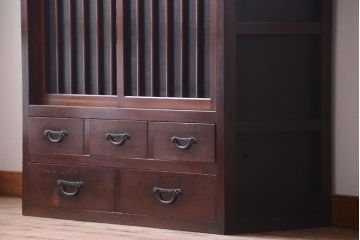 アンティーク家具　古民具・骨董　漆塗り!縦桟引き戸の和製アンティーク収納棚