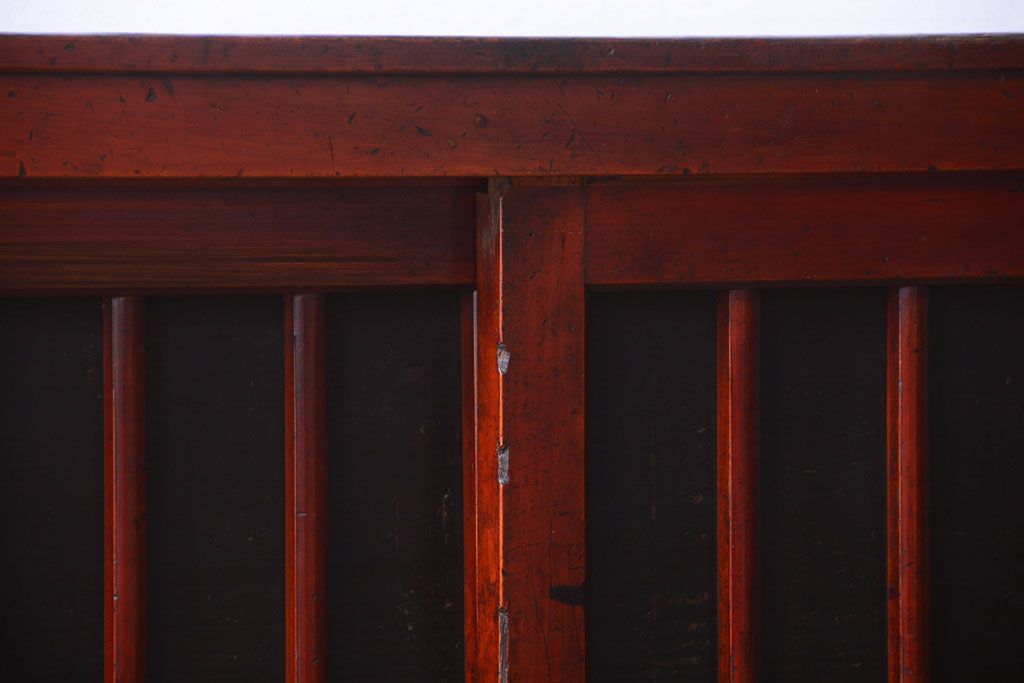アンティーク家具　古民具・骨董　漆塗り!縦桟引き戸の和製アンティーク収納棚