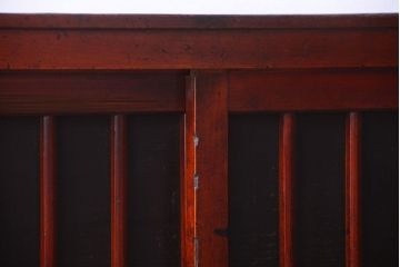 アンティーク家具　古民具・骨董　漆塗り!縦桟引き戸の和製アンティーク収納棚