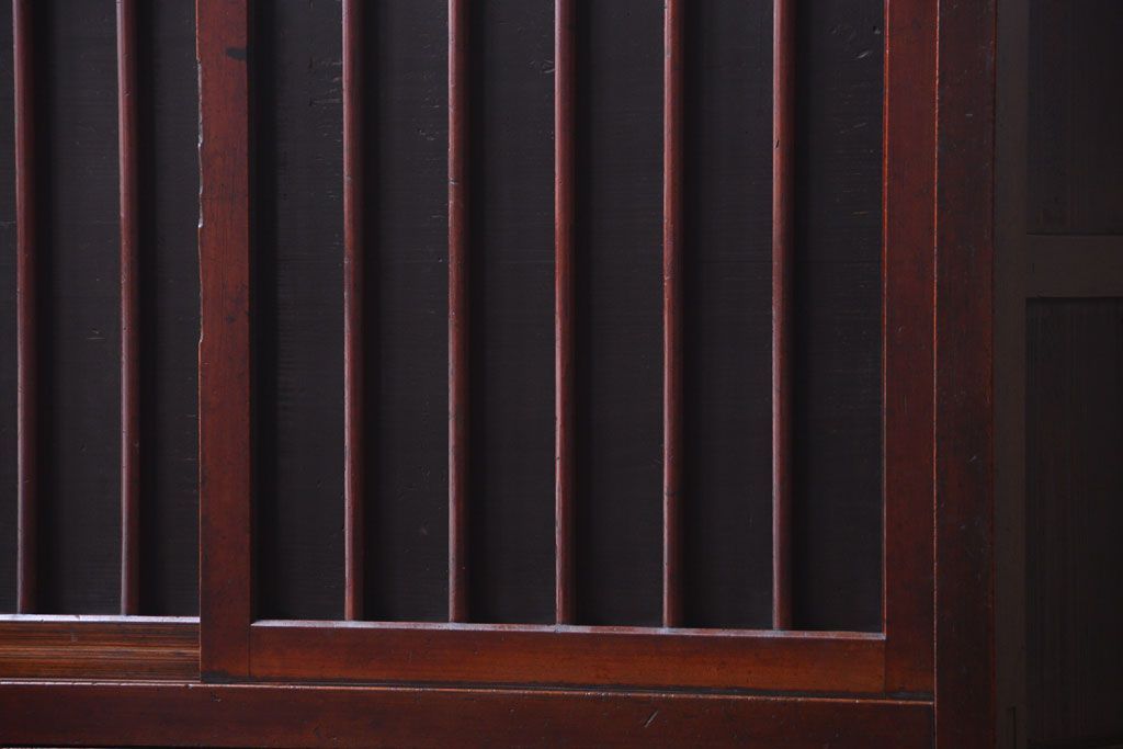 アンティーク家具　古民具・骨董　漆塗り!縦桟引き戸の和製アンティーク収納棚