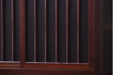 アンティーク家具　古民具・骨董　漆塗り!縦桟引き戸の和製アンティーク収納棚
