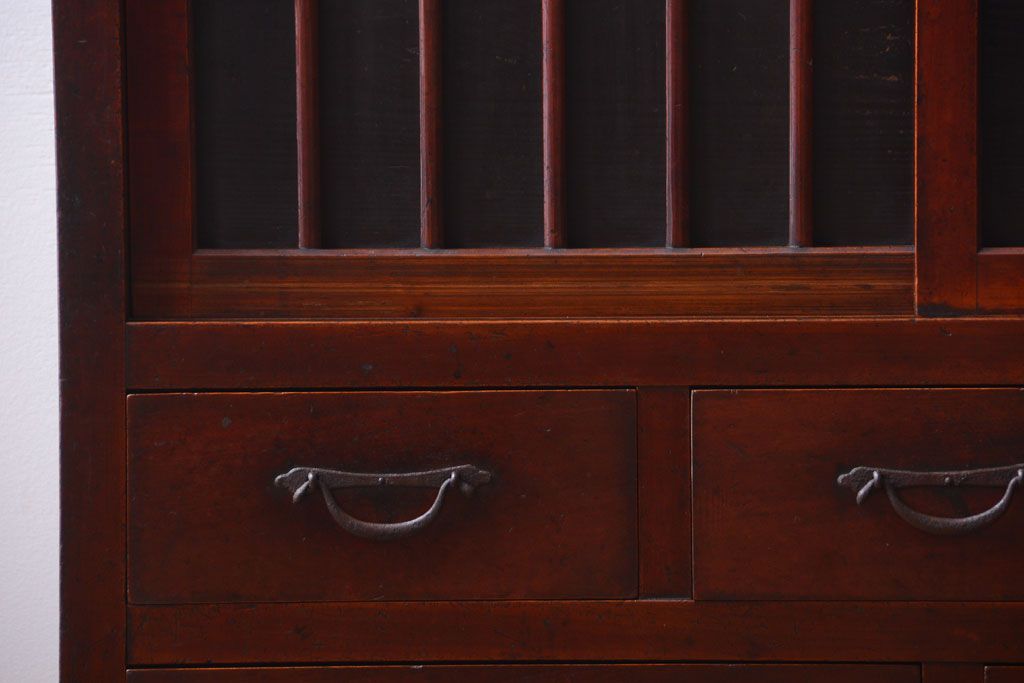 アンティーク家具　古民具・骨董　漆塗り!縦桟引き戸の和製アンティーク収納棚