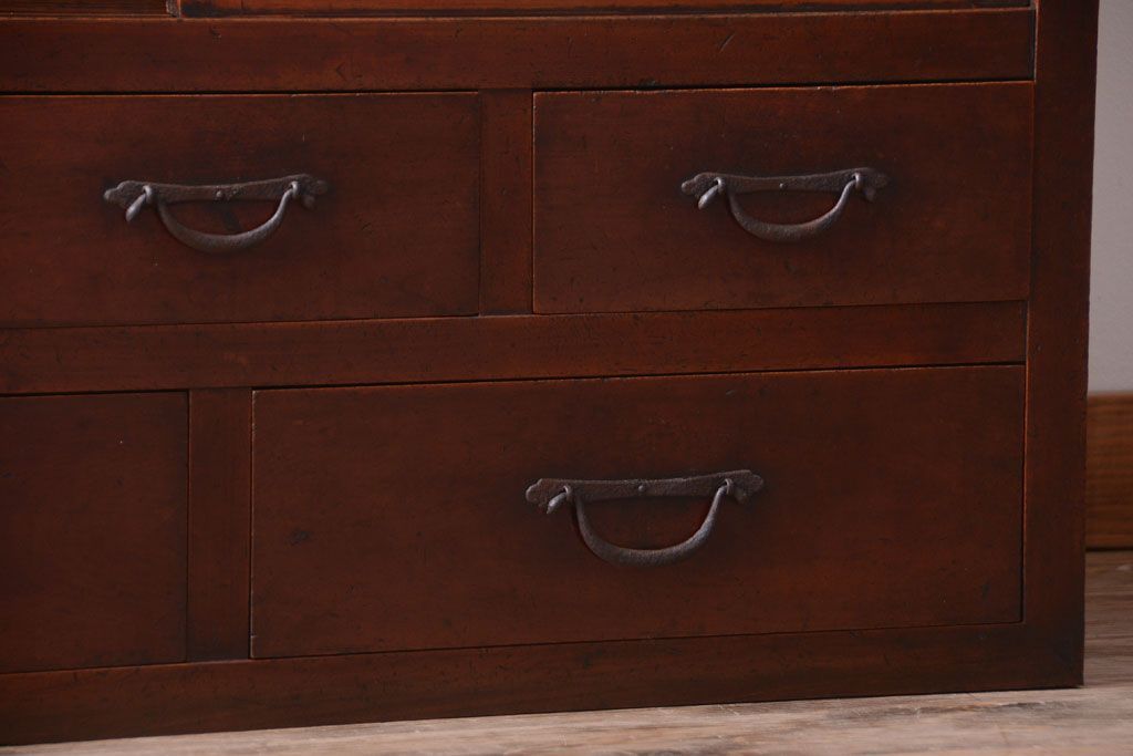 アンティーク家具　古民具・骨董　漆塗り!縦桟引き戸の和製アンティーク収納棚