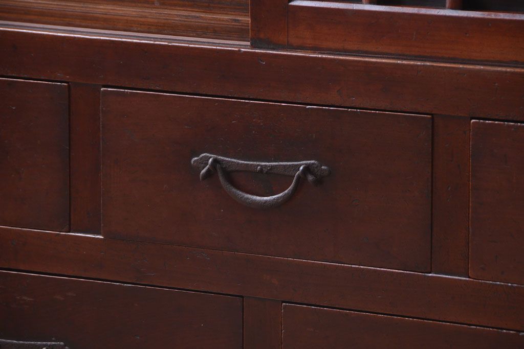 アンティーク家具　古民具・骨董　漆塗り!縦桟引き戸の和製アンティーク収納棚