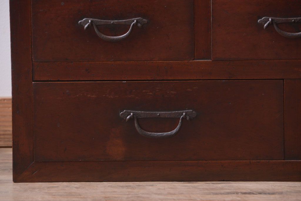 アンティーク家具　古民具・骨董　漆塗り!縦桟引き戸の和製アンティーク収納棚