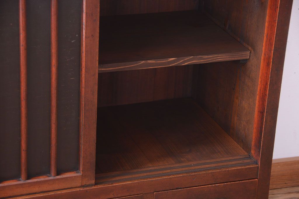 アンティーク家具　古民具・骨董　漆塗り!縦桟引き戸の和製アンティーク収納棚