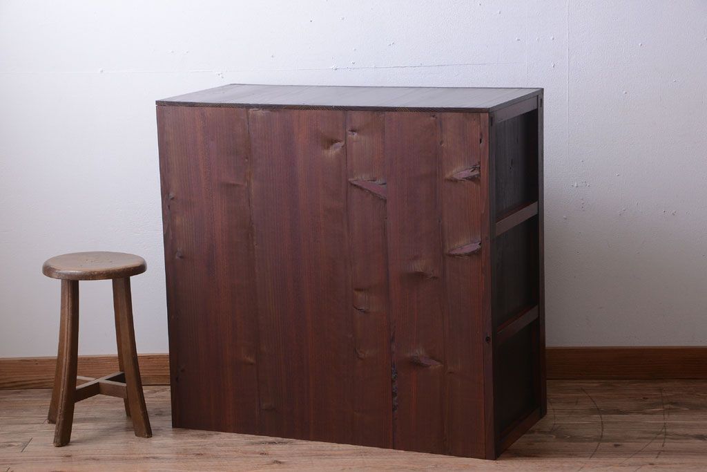 アンティーク家具　古民具・骨董　漆塗り!縦桟引き戸の和製アンティーク収納棚