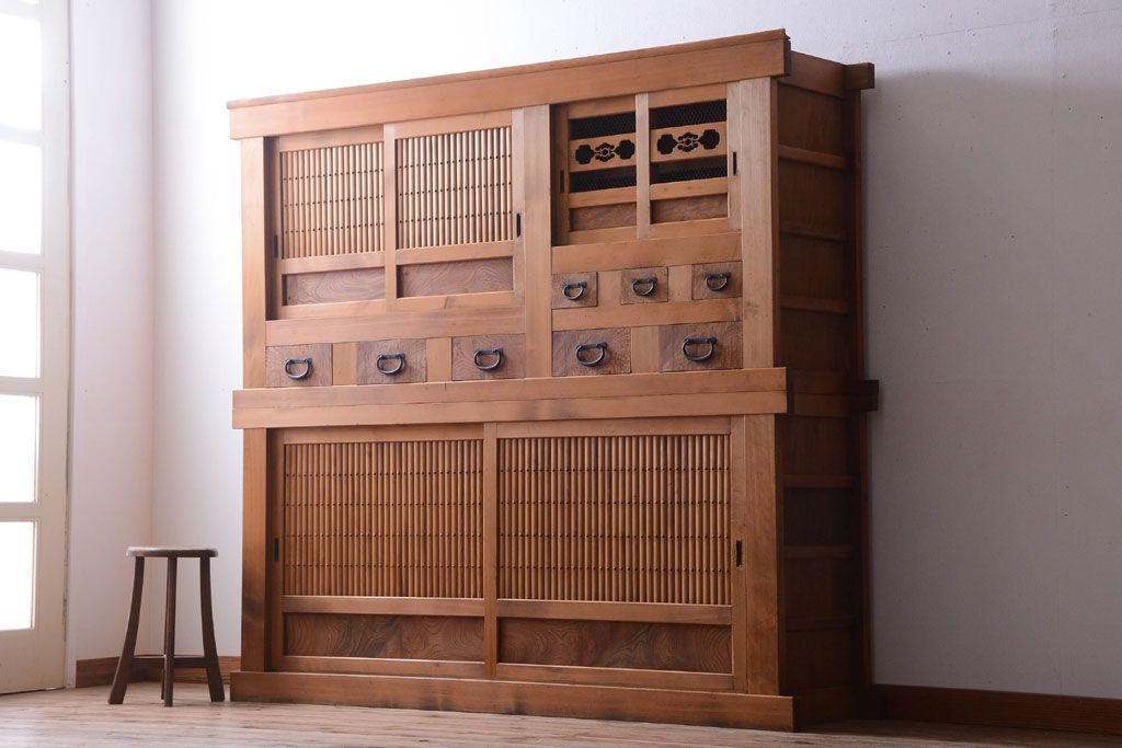 アンティーク家具　古民具・骨董　丸桟仕上げのアンティーク重ね木味水屋箪笥