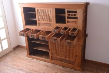 アンティーク家具　古民具・骨董　丸桟仕上げのアンティーク重ね木味水屋箪笥