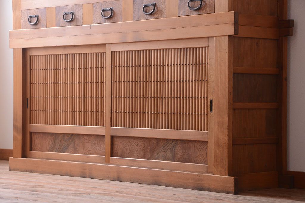 アンティーク家具　古民具・骨董　丸桟仕上げのアンティーク重ね木味水屋箪笥