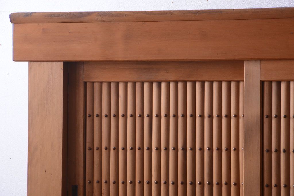 アンティーク家具　古民具・骨董　丸桟仕上げのアンティーク重ね木味水屋箪笥