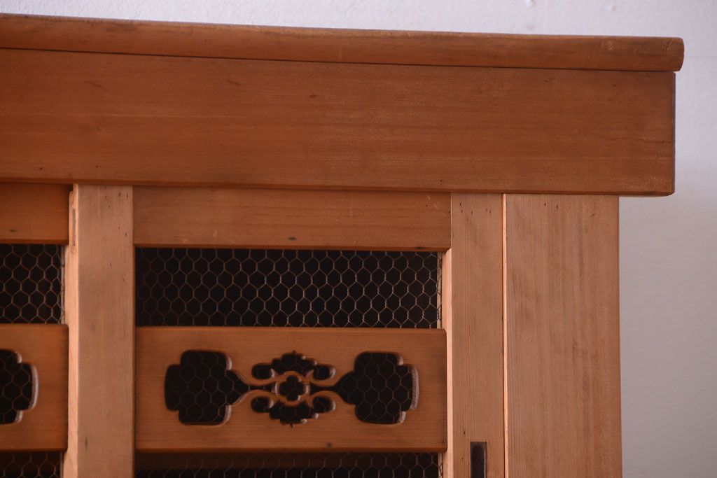 アンティーク家具　古民具・骨董　丸桟仕上げのアンティーク重ね木味水屋箪笥