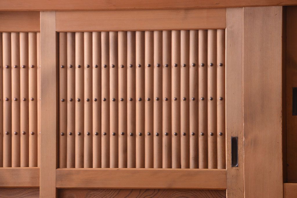 アンティーク家具　古民具・骨董　丸桟仕上げのアンティーク重ね木味水屋箪笥