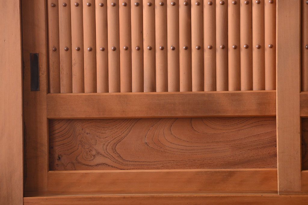 アンティーク家具　古民具・骨董　丸桟仕上げのアンティーク重ね木味水屋箪笥