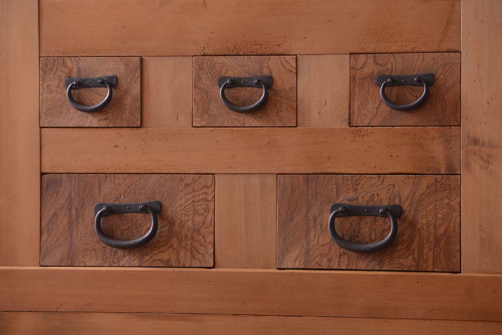 アンティーク家具　古民具・骨董　丸桟仕上げのアンティーク重ね木味水屋箪笥