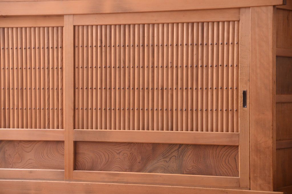 アンティーク家具　古民具・骨董　丸桟仕上げのアンティーク重ね木味水屋箪笥