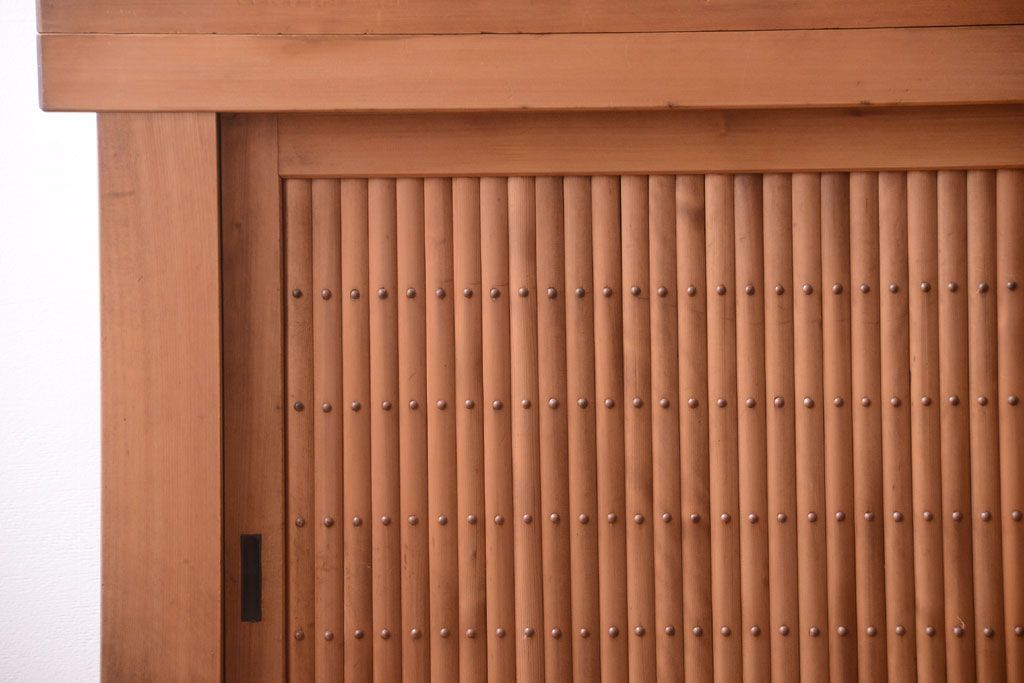 アンティーク家具　古民具・骨董　丸桟仕上げのアンティーク重ね木味水屋箪笥