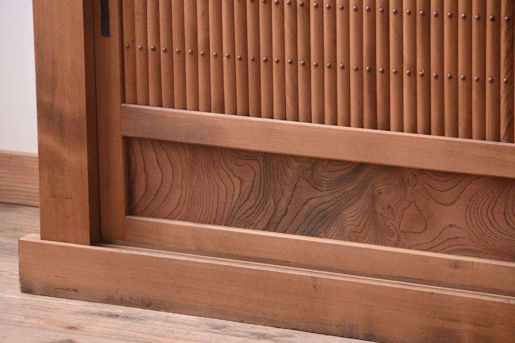 アンティーク家具　古民具・骨董　丸桟仕上げのアンティーク重ね木味水屋箪笥