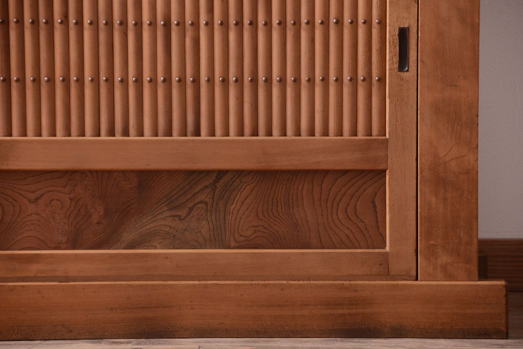 アンティーク家具　古民具・骨董　丸桟仕上げのアンティーク重ね木味水屋箪笥