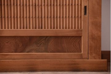 アンティーク家具　古民具・骨董　丸桟仕上げのアンティーク重ね木味水屋箪笥