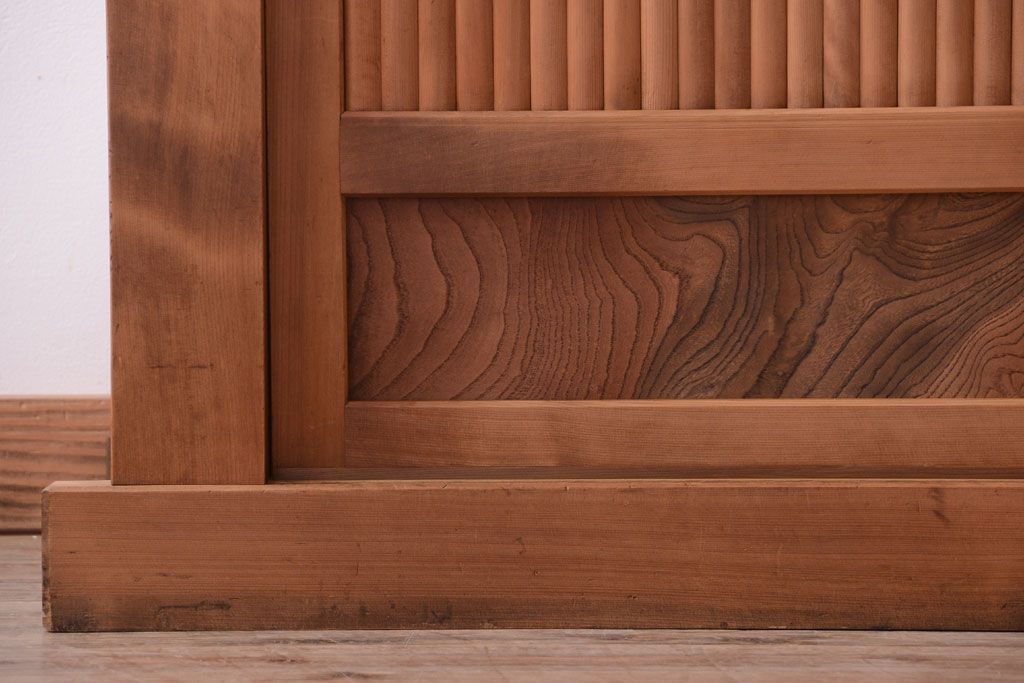 アンティーク家具　古民具・骨董　丸桟仕上げのアンティーク重ね木味水屋箪笥