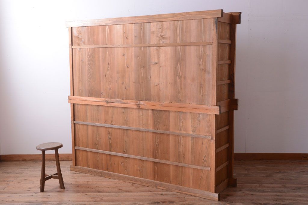 アンティーク家具　古民具・骨董　丸桟仕上げのアンティーク重ね木味水屋箪笥