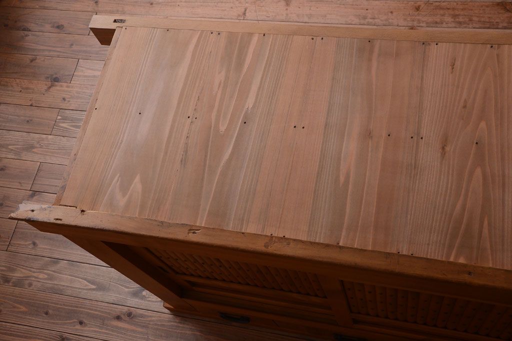 アンティーク家具　古民具・骨董　丸桟仕上げのアンティーク重ね木味水屋箪笥