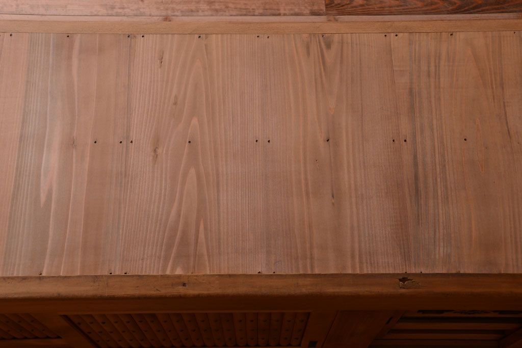 アンティーク家具　古民具・骨董　丸桟仕上げのアンティーク重ね木味水屋箪笥