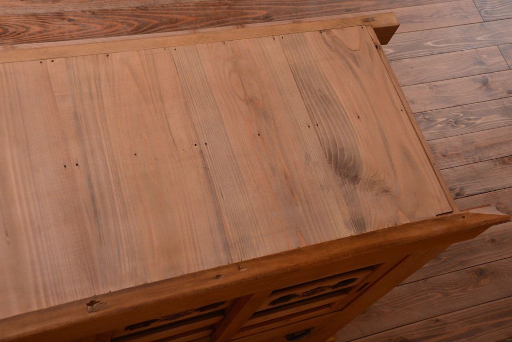 アンティーク家具　古民具・骨董　丸桟仕上げのアンティーク重ね木味水屋箪笥