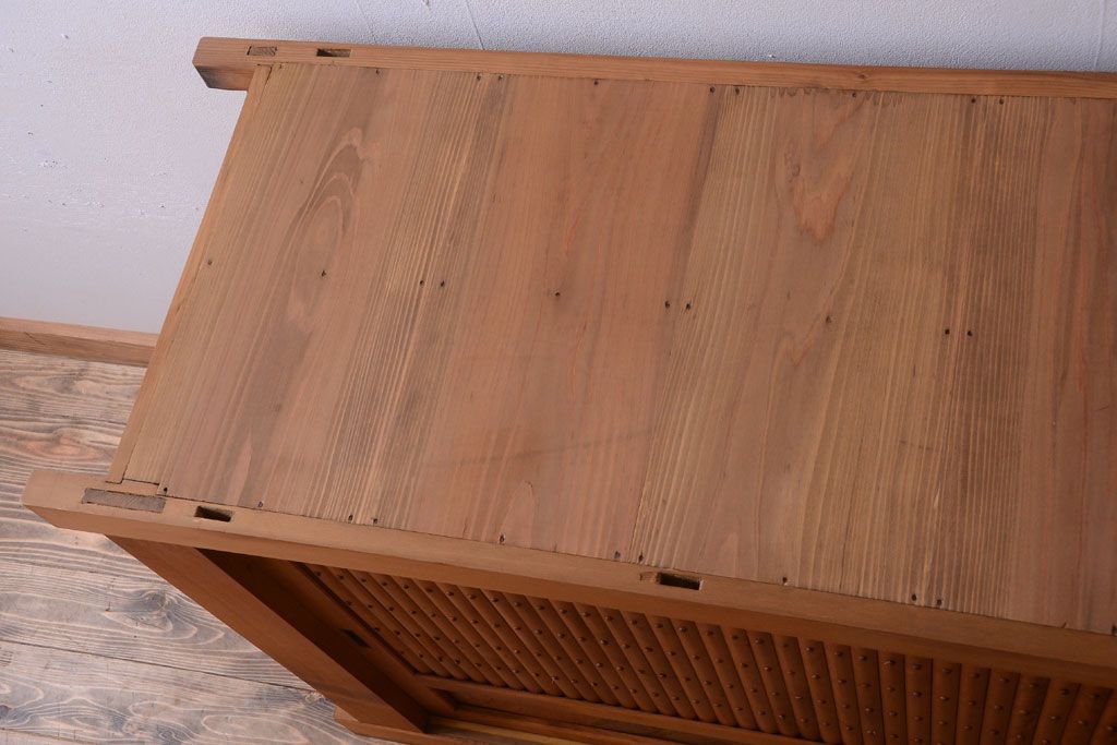 アンティーク家具　古民具・骨董　丸桟仕上げのアンティーク重ね木味水屋箪笥