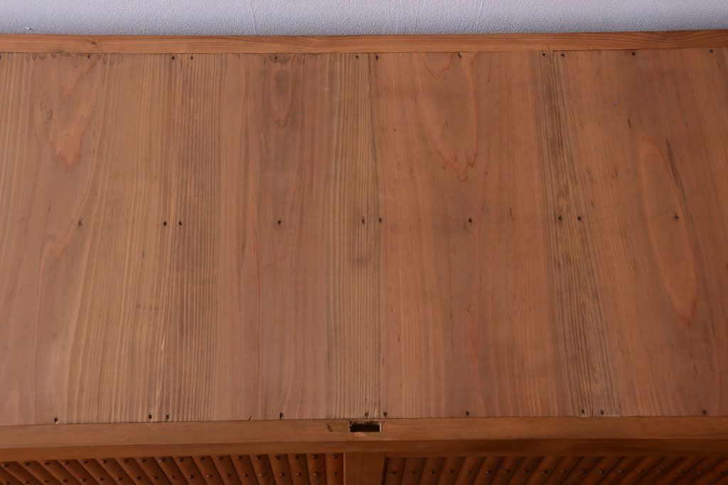 アンティーク家具　古民具・骨董　丸桟仕上げのアンティーク重ね木味水屋箪笥