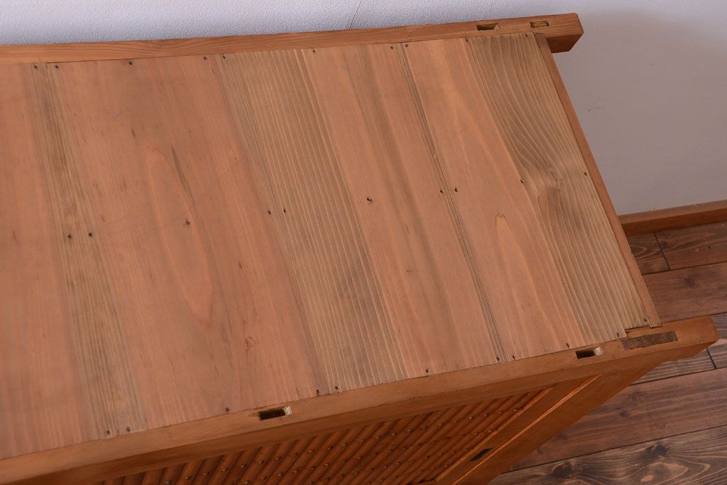 アンティーク家具　古民具・骨董　丸桟仕上げのアンティーク重ね木味水屋箪笥