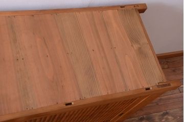 アンティーク家具　古民具・骨董　丸桟仕上げのアンティーク重ね木味水屋箪笥