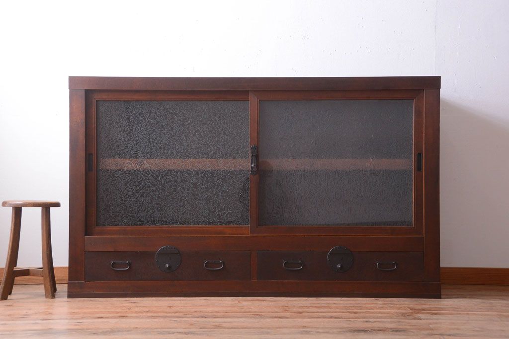 アンティーク家具　古民具・骨董　結霜ガラス引き戸のアンティーク水屋箪笥