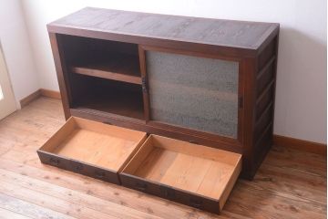 アンティーク家具　古民具・骨董　結霜ガラス引き戸のアンティーク水屋箪笥