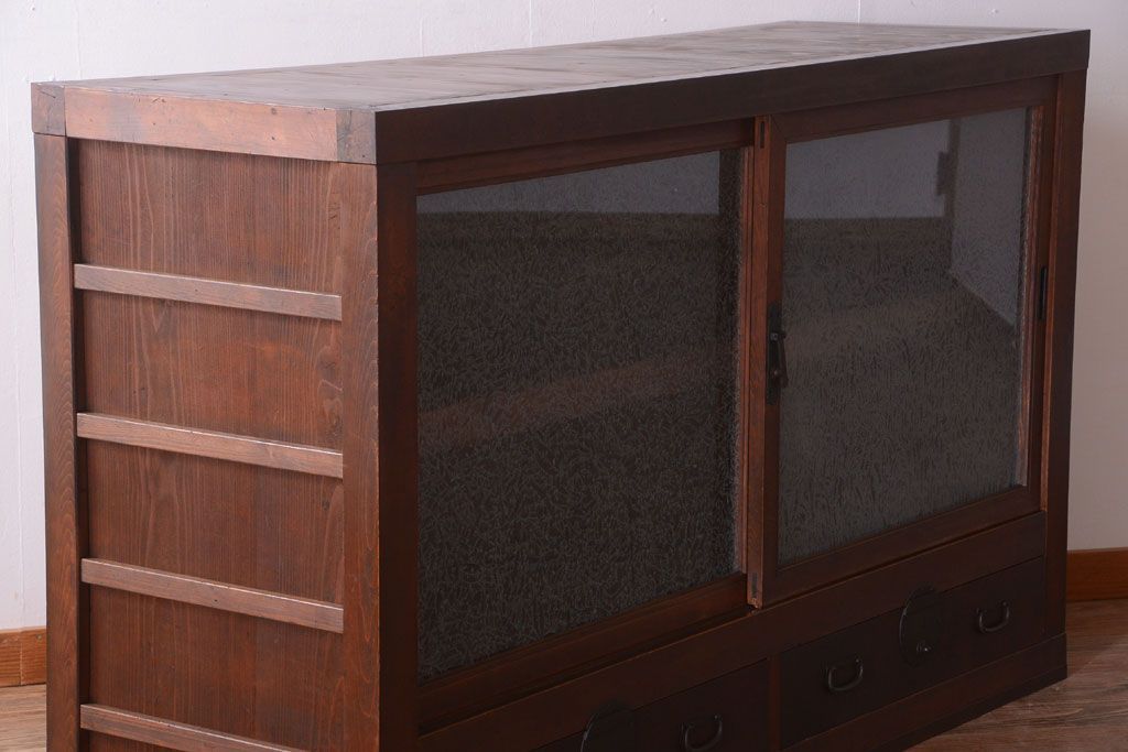 アンティーク家具　古民具・骨董　結霜ガラス引き戸のアンティーク水屋箪笥