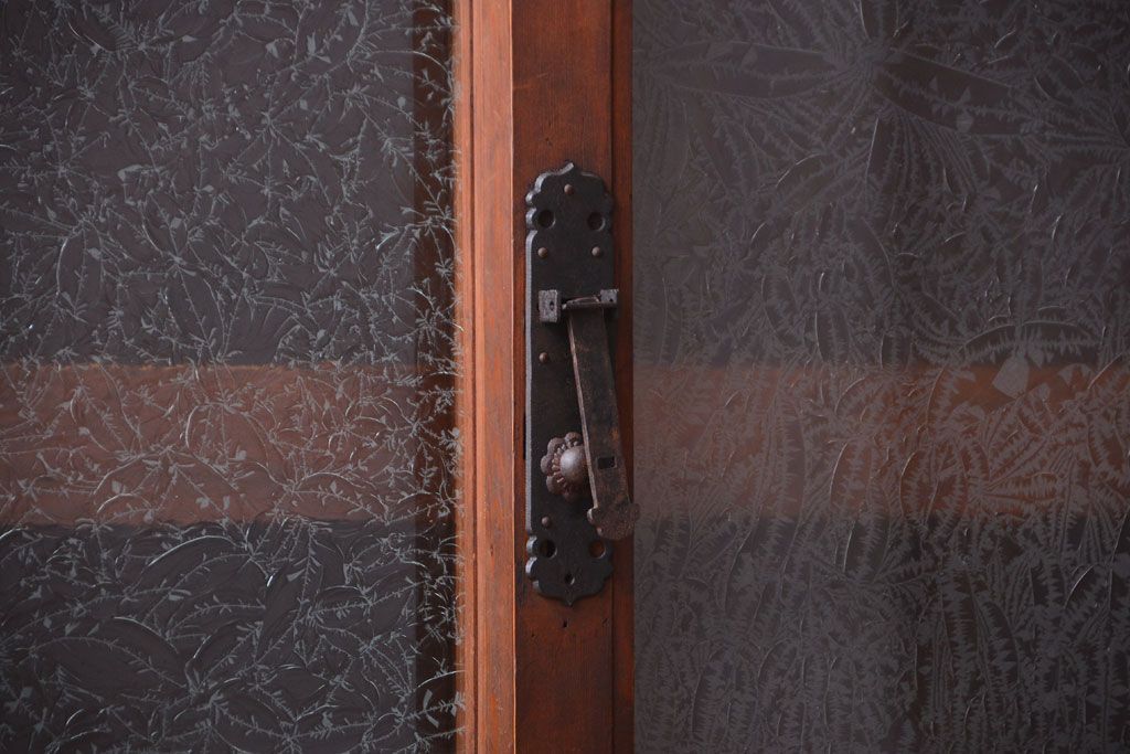 アンティーク家具　古民具・骨董　結霜ガラス引き戸のアンティーク水屋箪笥