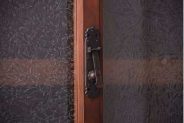 アンティーク家具　古民具・骨董　結霜ガラス引き戸のアンティーク水屋箪笥