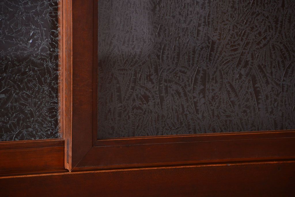 アンティーク家具　古民具・骨董　結霜ガラス引き戸のアンティーク水屋箪笥