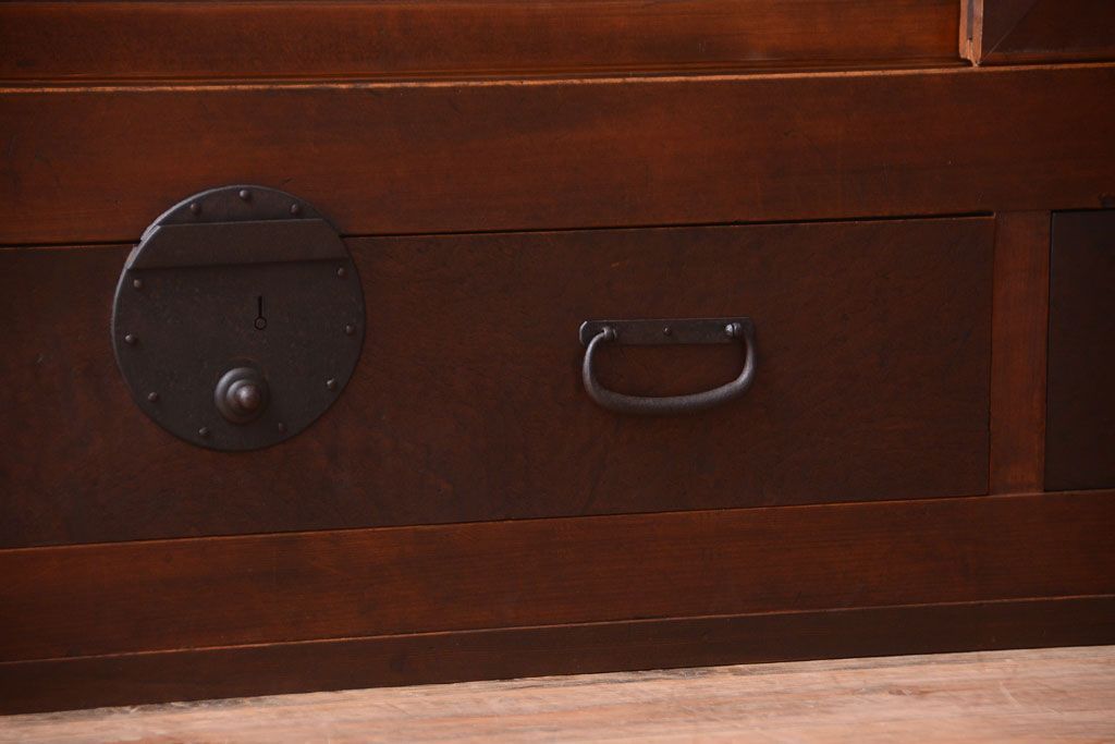 アンティーク家具　古民具・骨董　結霜ガラス引き戸のアンティーク水屋箪笥