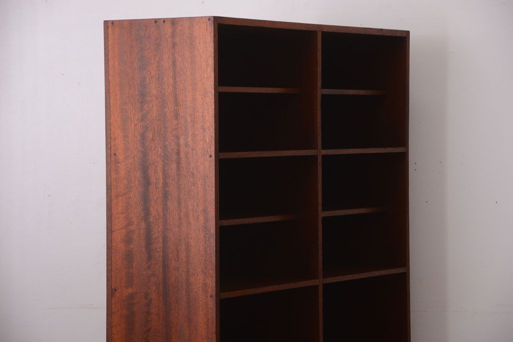 アンティーク家具　和製アンティーク　縦型!古い木の重厚な特大マス目棚(収納棚、飾り棚)