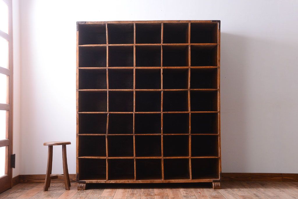 アンティーク家具　アンティーク調　木製の大きなマス目棚