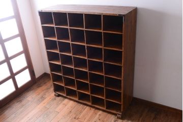 アンティーク家具　アンティーク調　木製の大きなマス目棚