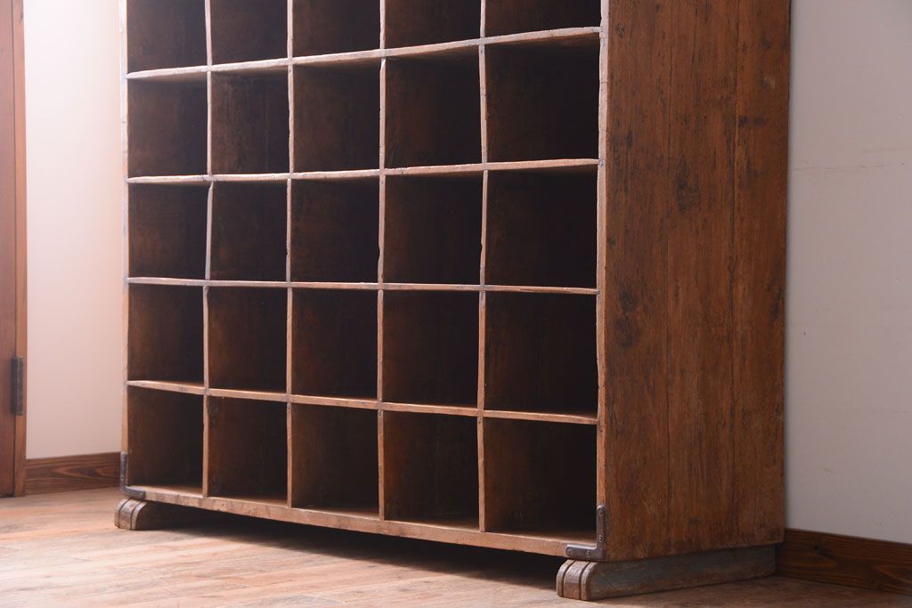 アンティーク家具　アンティーク調　木製の大きなマス目棚